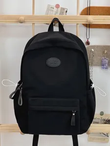 Detaillierte Nahaufnahme des schwarzen minimalistischen Schulrucksacks an einem Holzständer