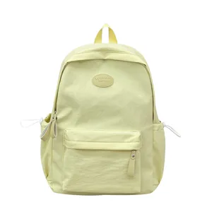 Detaillierte Vorderansicht eines minimalistischen gelben Schülerrucksacks in Gelb