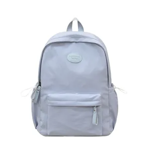 Detailansicht des hellvioletten Rucksacks mit Markenaufnäher und Fronttasche.