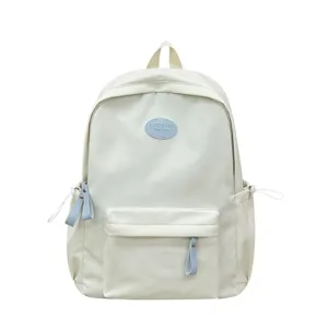 Detailansicht eines cremeweißen Schulrucksacks mit großem Fassungsvermögen und Logo-Patch