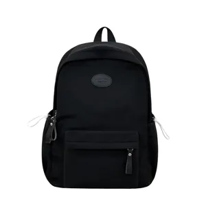 Großer schwarzer minimalistischer Schulrucksack für Schüler mit LUONANI Leder-Patch-Detail.