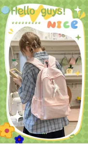 Rosa und weiß gestreifter Schulrucksack mit Plüschstern-Anhänger, von Modell getragen