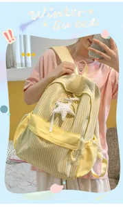 Detailaufnahme eines gelb gestreiften Rucksacks mit süßem Sternanhänger und Schleife.
