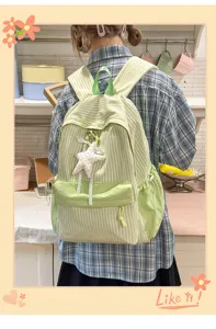 Rückansicht eines hellgrünen gestreiften Schülerrucksacks mit süßem Sternanhänger