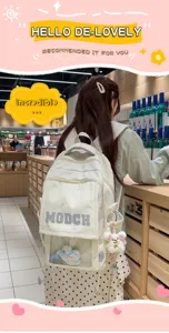 Süßer cremefarbener Itabag-Rucksack in einer authentischen Supermarktumgebung