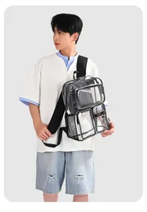Detailansicht eines modischen transparenten PVC-Rucksacks mit mehreren Taschen am Model