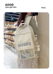 Detailansicht eines beigen japanischen Ita-Bags mit süßen Plüschfiguren im Fenster