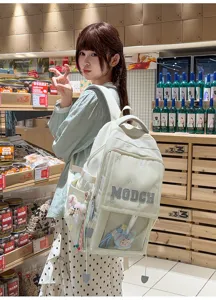 Mädchen mit einem cremefarbenen Ita-Rucksack mit großem Fassungsvermögen in einem Laden