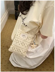 Gros plan d'un sac à bandoulière en crochet fait main pour téléphone avec motif floral