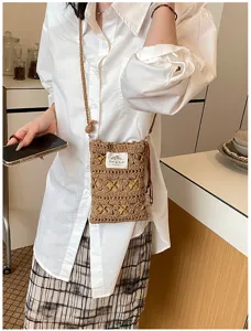 Sac de téléphone en paille tressée avec maille ajourée et étiquette studio artisanale