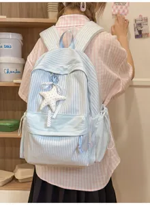 Detailansicht eines hellblau gestreiften Rucksacks mit Sternanhänger und großem Fassungsvermögen