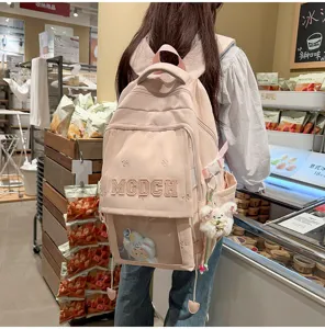 Lifestyle-Ansicht eines süßen rosa Ita-Bag-Rucksacks mit transparentem Fach und Stickerei.