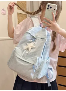 Lifestyle-Ansicht des hellblau gestreiften Schülerrucksacks mit Stern-Stoffanhänger