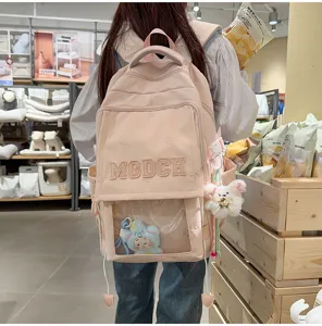 Rosa japanische Ita-Bag mit transparentem Fenster und süßen Plüschanhängern im Laden