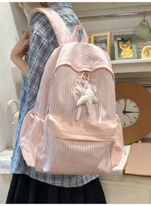Detaillierte Ansicht eines rosa gestreiften Schulrucksacks mit einem Plüsch-Sternanhänger