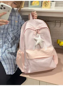 Detailansicht des exquisiten rosa gestreiften Schulrucksacks mit Sternanhänger