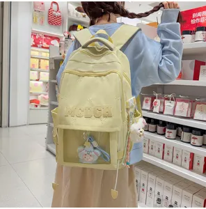 Gelber Kawaii-Itabag-Rucksack mit transparentem Fenster und Plüschtier-Deko, Rückansicht