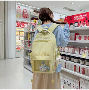 Niedlicher gelber Itabag-Rucksack für Schüler mit Klarsichtfach im Laden getragen