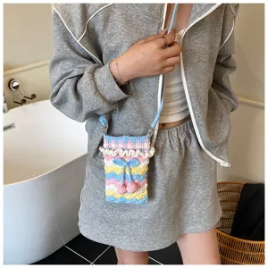 Handgefertigte gehäkelte Handytasche mit bunten Streifen und süßem Kirsch-Dekor