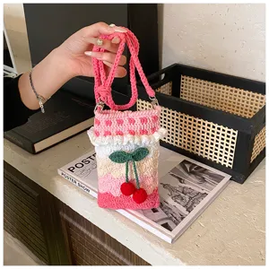Handgefertigte Kirsch-Häkeltasche für Mobiltelefone mit einem stylischen rosa Schultergurt
