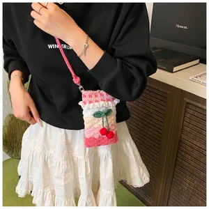 Handgefertigte bunte Häkel-Kirsch-Umhängetasche für Handys mit niedlicher Stricktextur