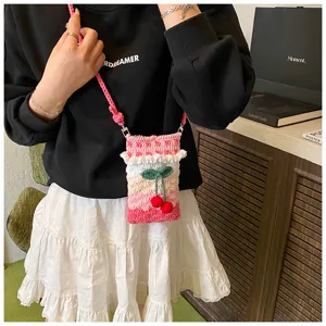 Detaillierte Ansicht der handgefertigten rosa Häkel-Handytasche mit süßer Kirsche