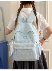 Vue arrière d'un sac à dos mignon à carreaux bleu clair avec motif nœud sur un mannequin