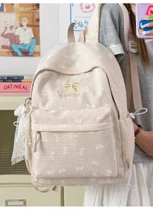 Détail du sac à dos kawaii style Harajuku à carreaux avec broderie de nœuds