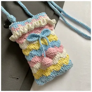 Detailansicht der handgefertigten pastellfarbenen Häkel-Handytasche mit Kirsch