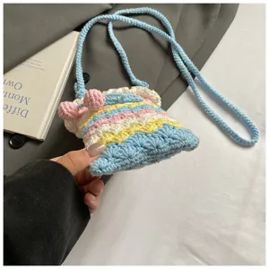 Detailaufnahme einer bunten handgehäkelten Umhängetasche für Handys mit Strickmuster