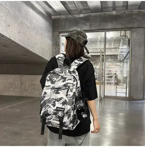 Rückansicht eines stylischen schwarz-weißen Graffiti-Camouflage-Rucksacks für Studentinnen