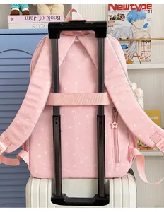 Détail d'un sac à dos rose à motifs d'étoiles avec sangle à bagages pour filles