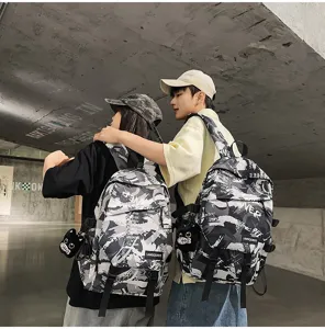 Detailansicht des Graffiti-Rucksacks mit großem Fassungsvermögen, getragen von Models