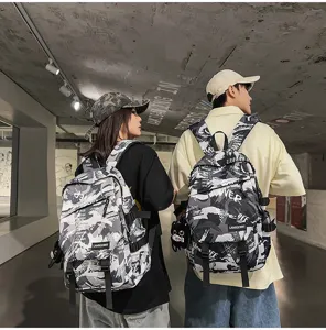 Rückansicht von Models mit Graffiti-Rucksäcken in einem modernen Industriekorridor