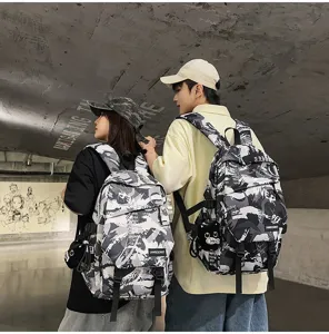 Urbaner Graffiti-Rucksack mit großem Fassungsvermögen in industrieller Umgebung gezeigt
