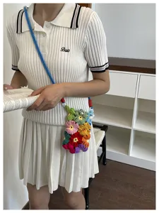Vue détaillée d'un sac de téléphone portable en fleurs au crochet tricoté à la main