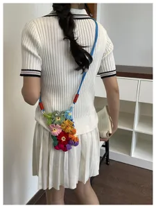 Détail de vue arrière d'un sac à bandoulière coloré en fleurs au crochet fait main