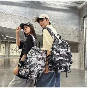 Streetstyle-Graffiti-Rucksack mit großer Kapazität, präsentiert an Modellen in moderner Umgebung