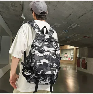 Großer dunkler Graffiti-Rucksack für Schüler in der Detailansicht