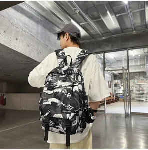 Nahaufnahme eines schwarz-weißen Graffiti-Rucksacks an einem Modell im Industrie-Stil