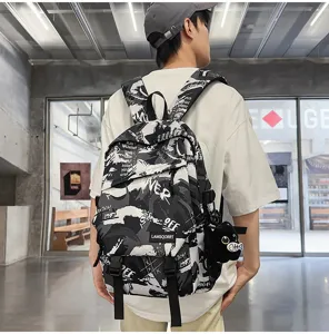Rückansicht eines urbanen Rucksacks mit Graffiti-Muster und Plüsch-Anhänger