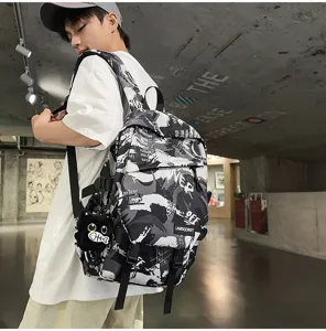 Nahaufnahme des großen dunklen Graffiti-Schulrucksacks mit einzigartigem Katzen-Plüschanhänger