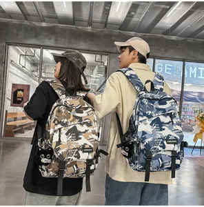 Lifestyle-Foto von zwei Studenten mit Camouflage-Graffiti-Rucksäcken in Blau und Khaki