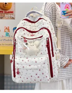 Vue détaillée du sac à dos blanc pour étudiante avec motif étoiles et lapin peluche