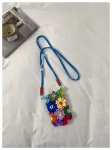 Vue détaillée de dessus d'un sac de téléphone en fleurs crochetées fait main coloré