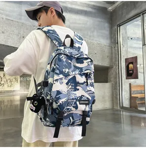 Nahaufnahme eines blauem Graffiti-Rucksacks mit großer Kapazität und Katzenanhänger