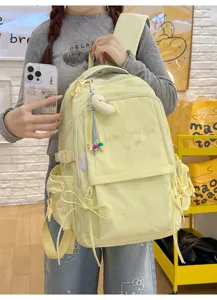 Détail d'un sac à dos jaune élégant avec broderie et accessoire pour les étudiantes
