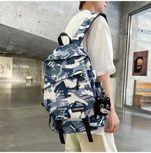 Nahaufnahme eines blau-weißen Graffiti-Rucksacks, getragen von einem Modell im Studio