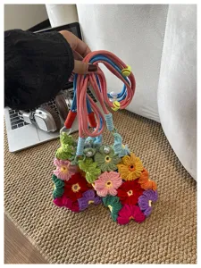 Détail de la pochette de téléphone faite à la main en crochet floral coloré avec perles