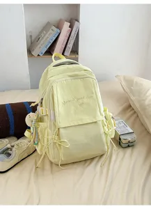 Sac à dos jaune pour étudiant avec broderie Have a good day dans une chambre douillette